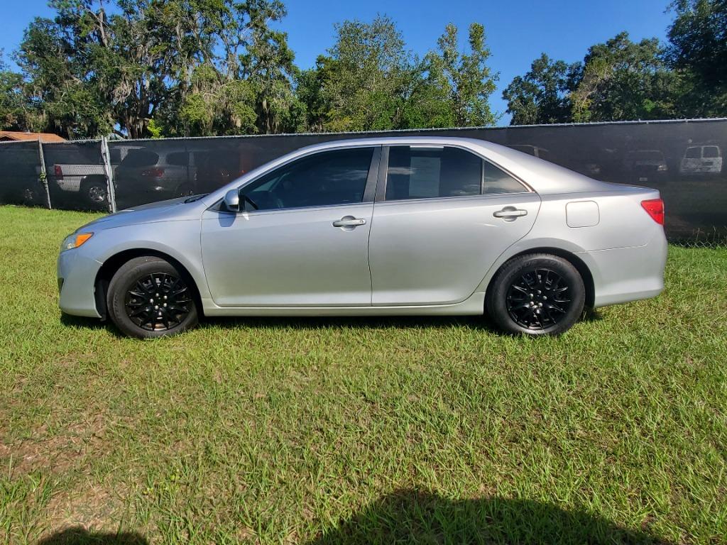 2013 Toyota Camry SE's photo